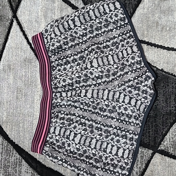 UNDER ARMOUR SNAKESKIN PRINT LOGO SHORTS PRICE FIRM - Picture 10 of 11